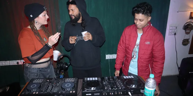 Techno-driven dance flow